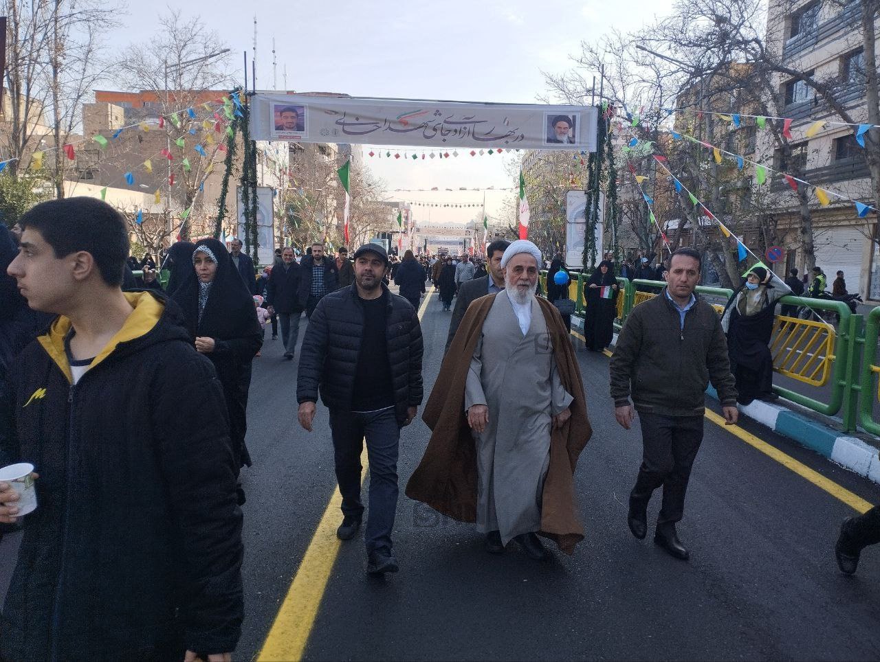 روحانی سرشناس ایرانی به کف خیابان آمد 